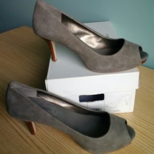 Banana Republic SMOKE Nubuck Gray/Grey Heels 8M